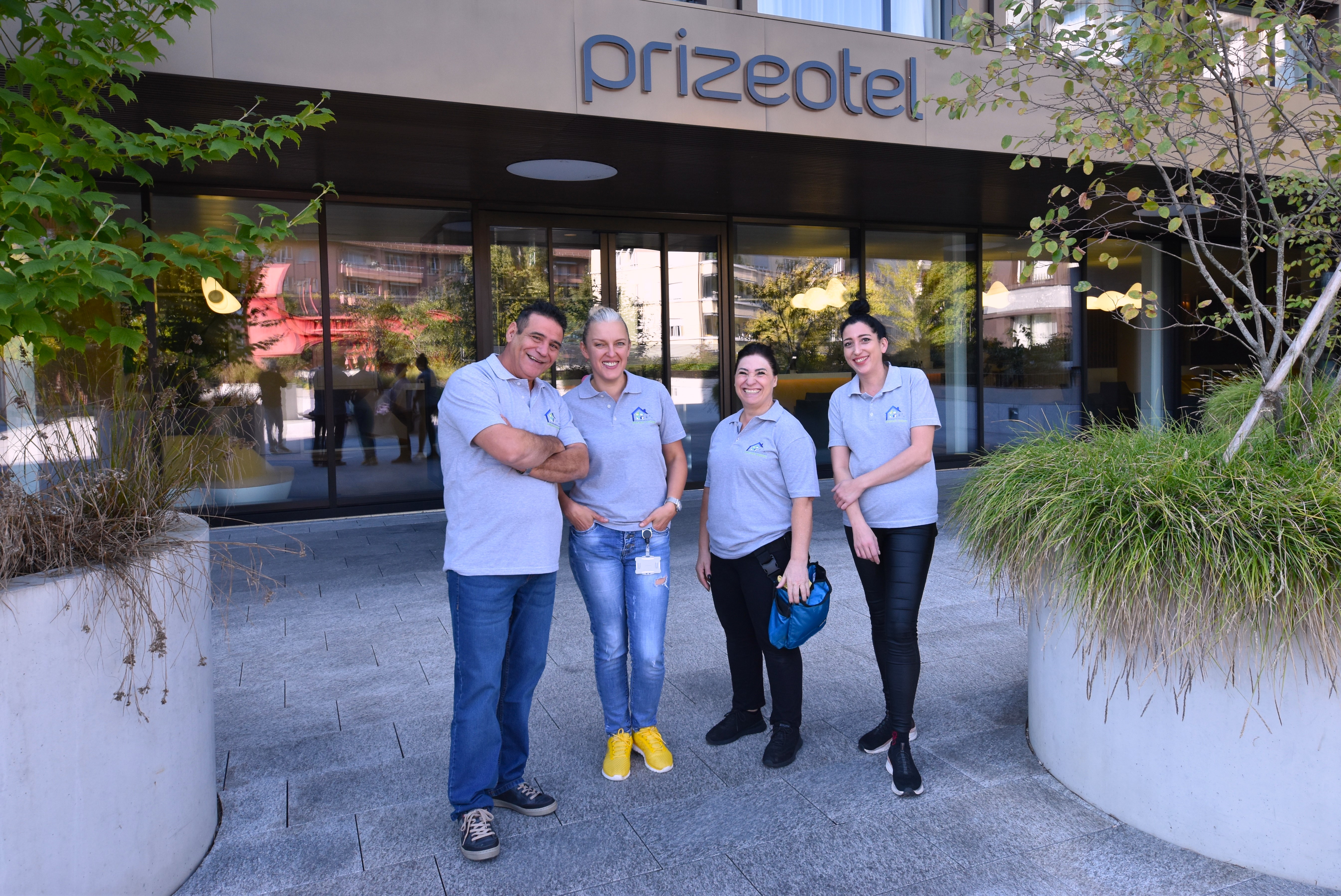 Team vor dem Firmengebäude