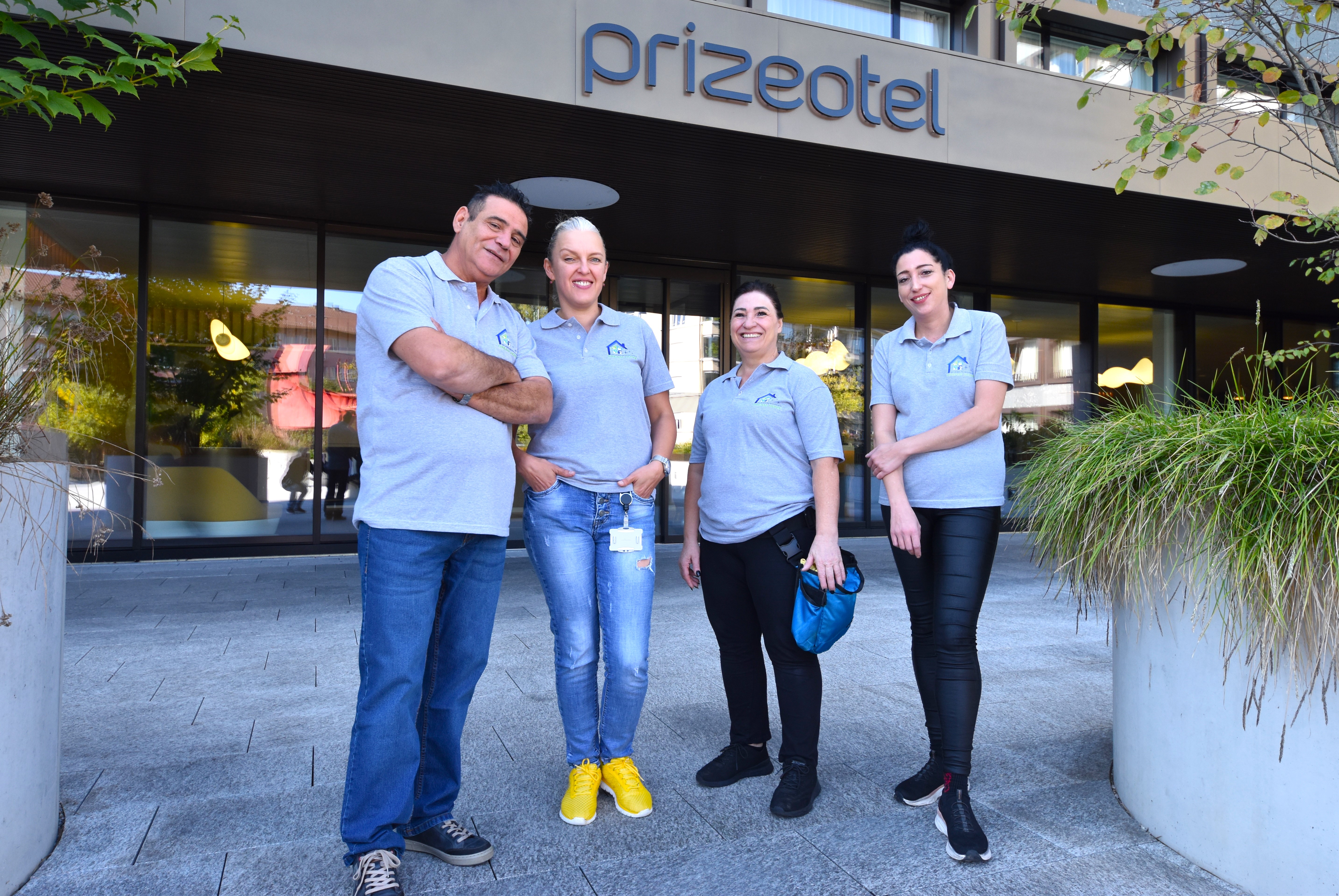 Team-Foto: Belaids Reinigungen Team in Polo-Shirts