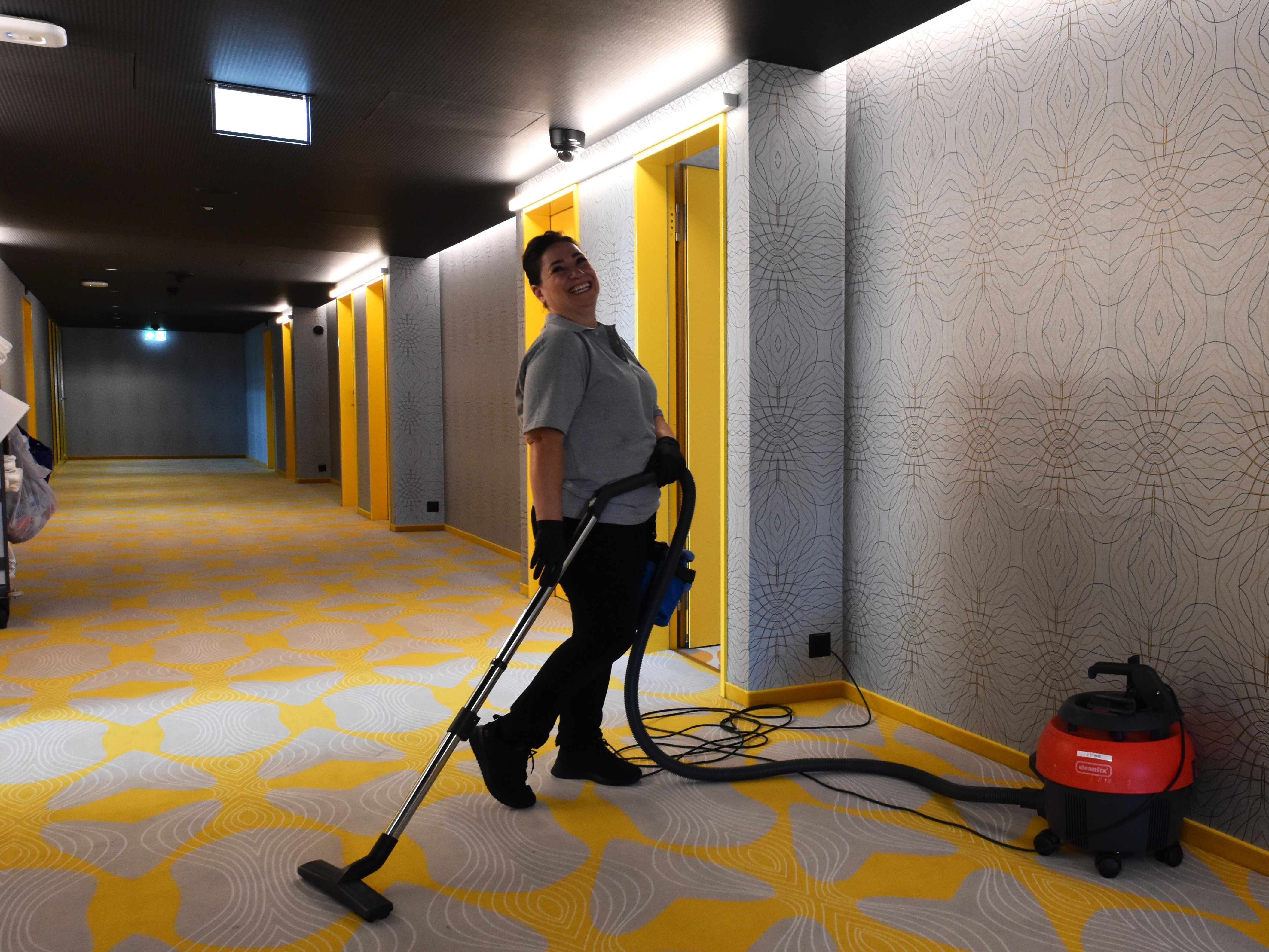 Zwei Mitarbeiterinnen bei der Fensterreinigung